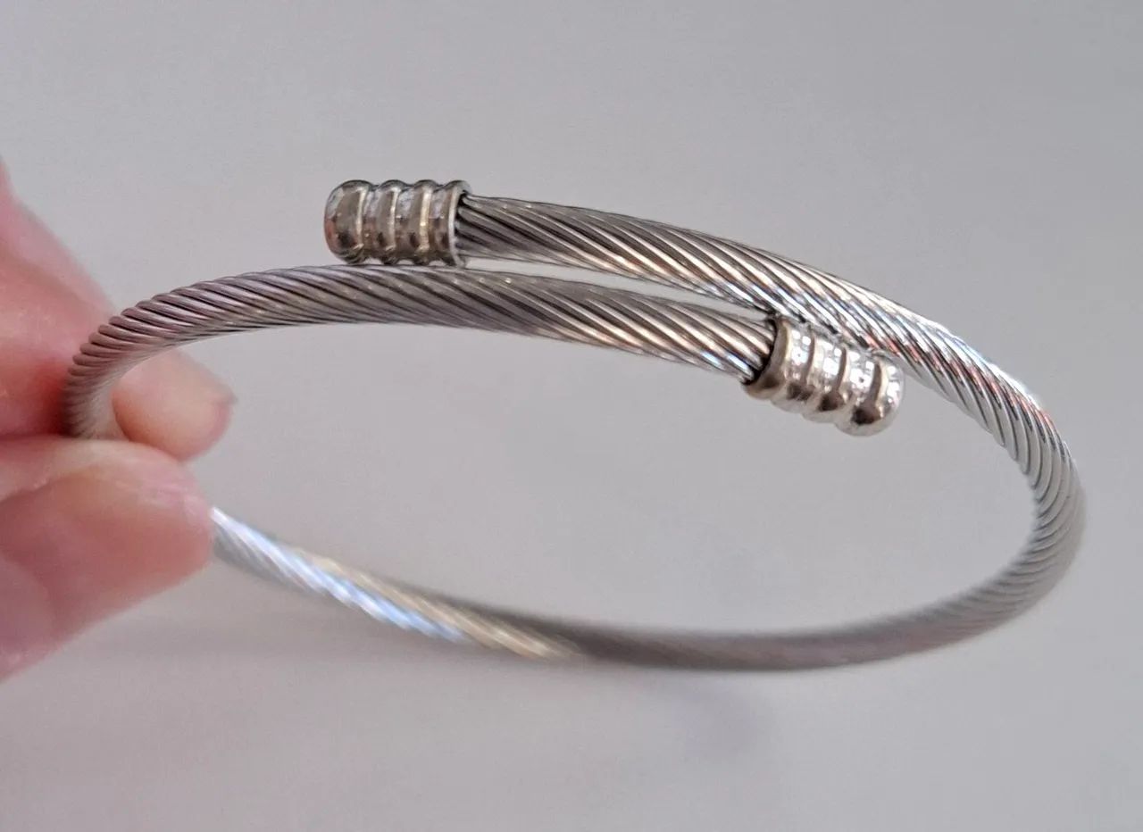 Pulseira em aço prata nova