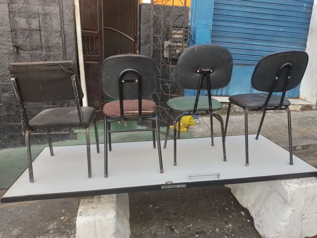 Cadeira de escritório  com pequenas avarias  ,40 $ cada - Foto 2