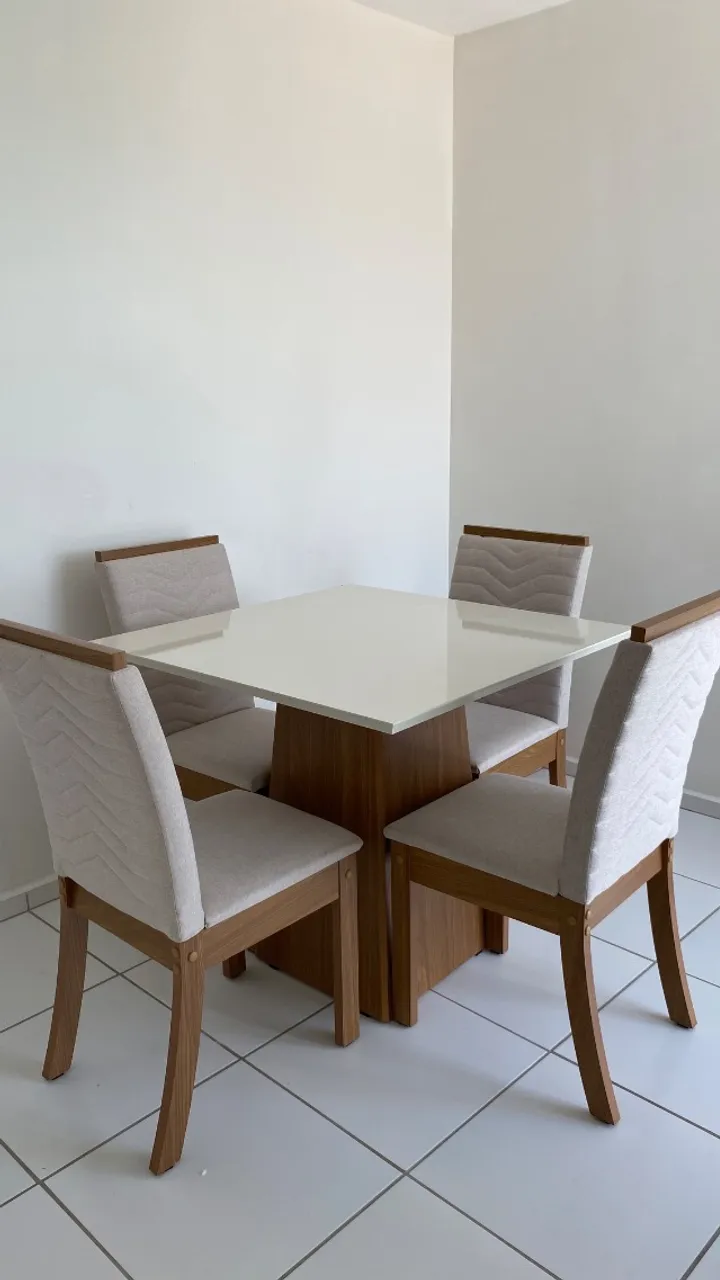 Mesa com 4 cadeiras