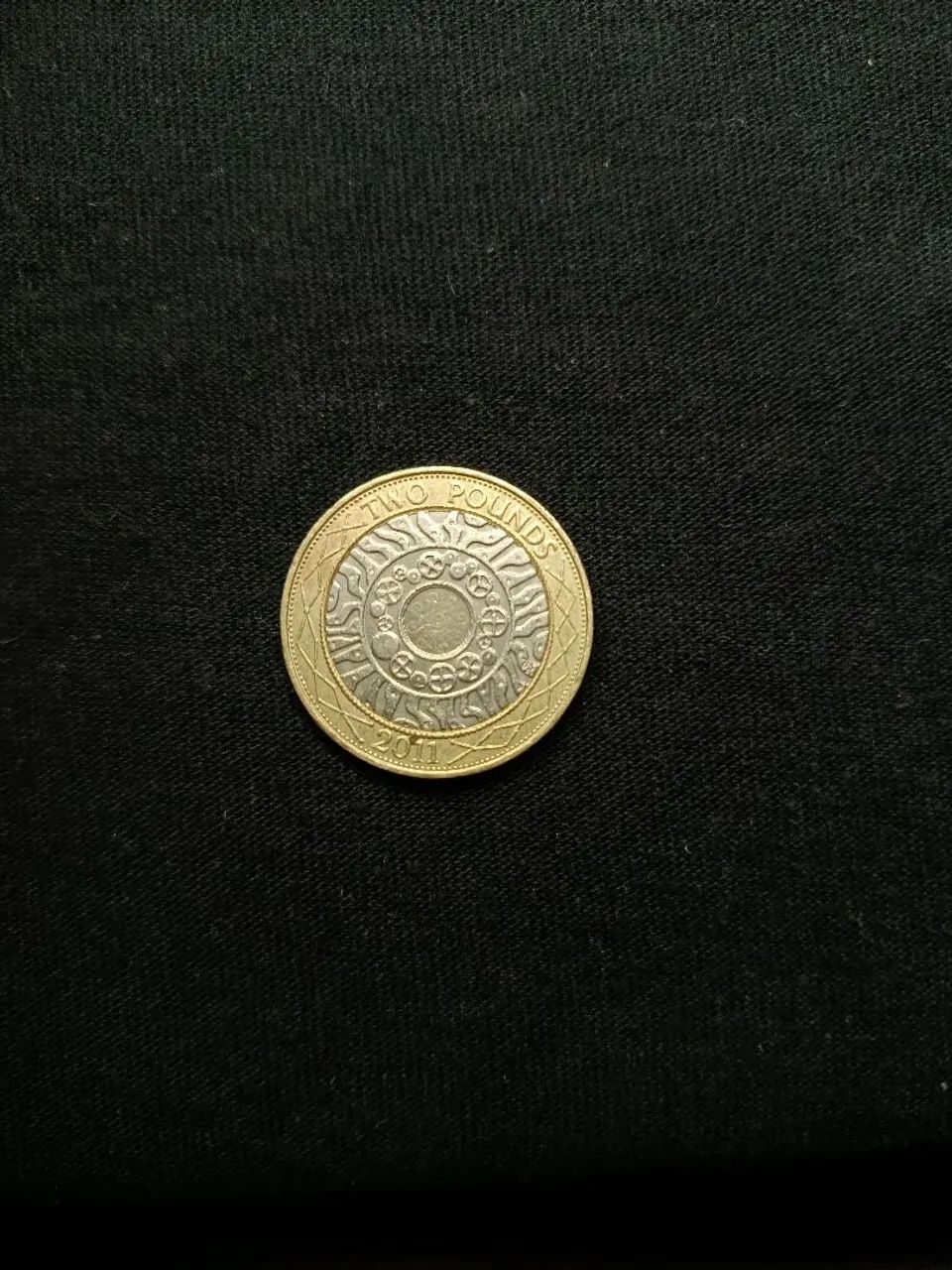 Moeda 2 Libras (TWO POUNDS) Reino Unido - Rainha Elizabeth II - Bimetálica coleção  - Foto 2