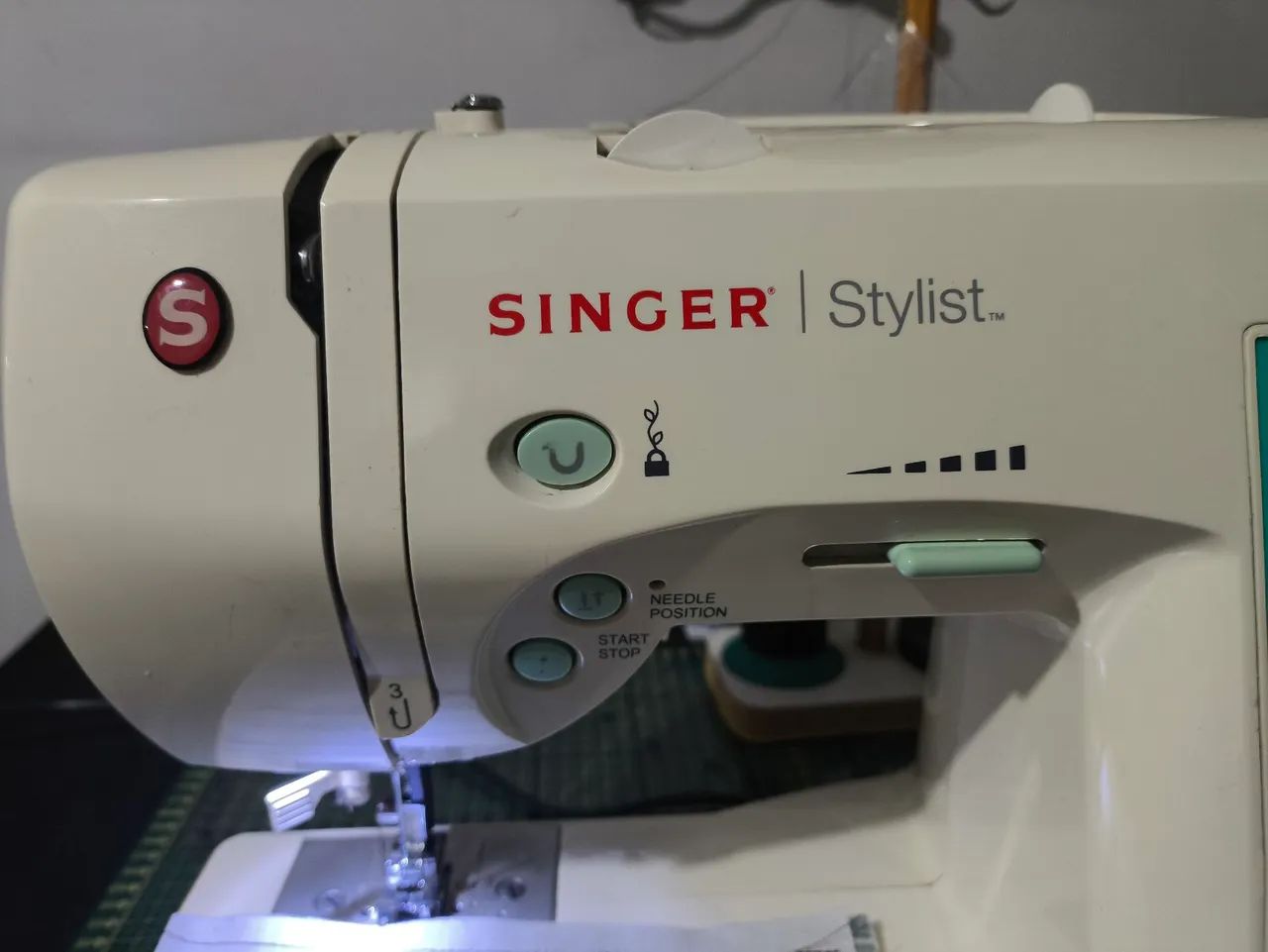 Máquina de Costura Singer Stylist - Semi-Nova - Foto 5