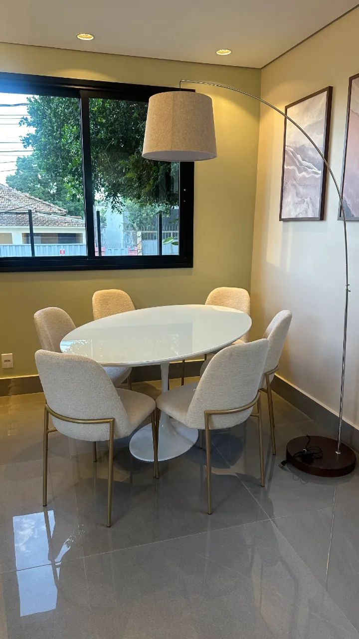 Mesa Oval com 6 Cadeiras