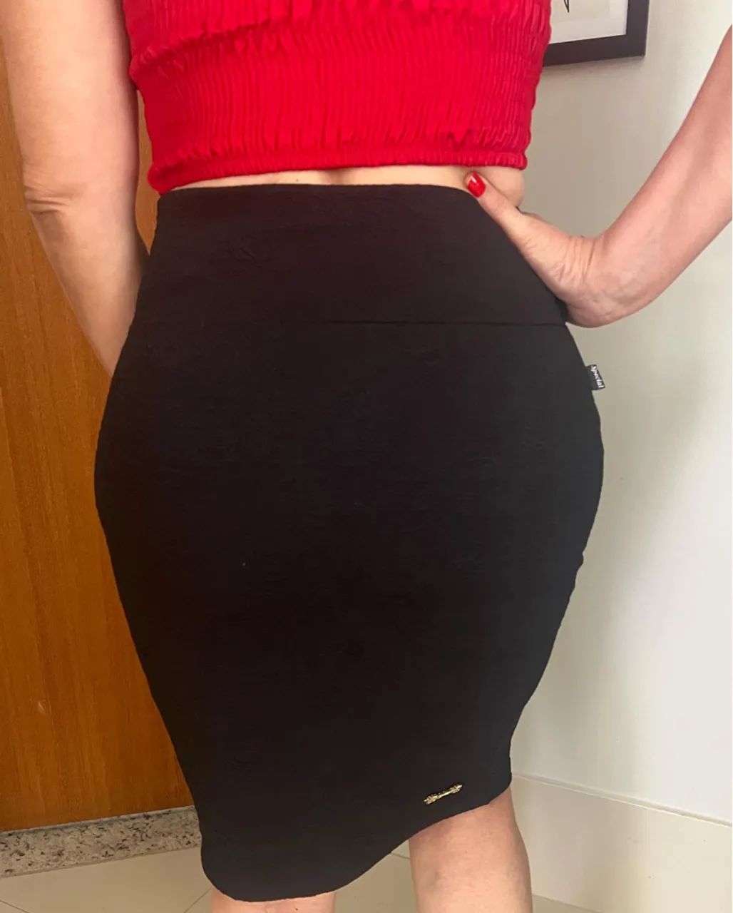 Saia preta elegante para diversas ocasiões