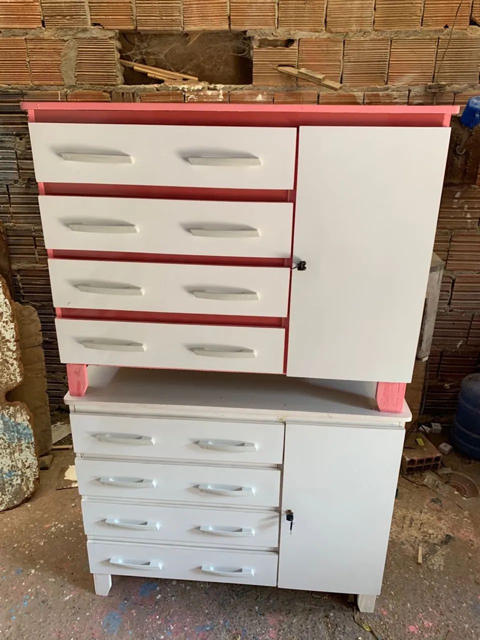 Armário/Guarda-Roupa Branco com Detalhes em Rosa