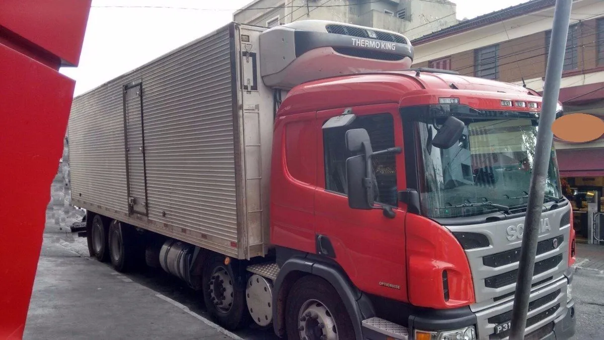 Scania P310 8x2 com transferência no bau refrigerado -32°Graus