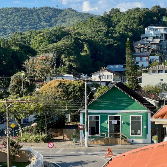 Casarão Comercial para Aluguel no Centro de Porto Belo - com Estacionamento Privativo!