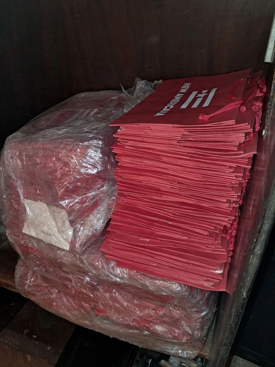 600 sacolas papel e cruzetas plástico para brechó - Foto 3