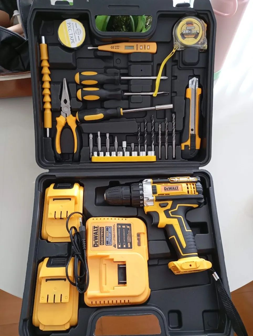 Furadeira Parafusadeira Dewalt de Impacto a Bateria 20V Brushless com Maleta Carregador 