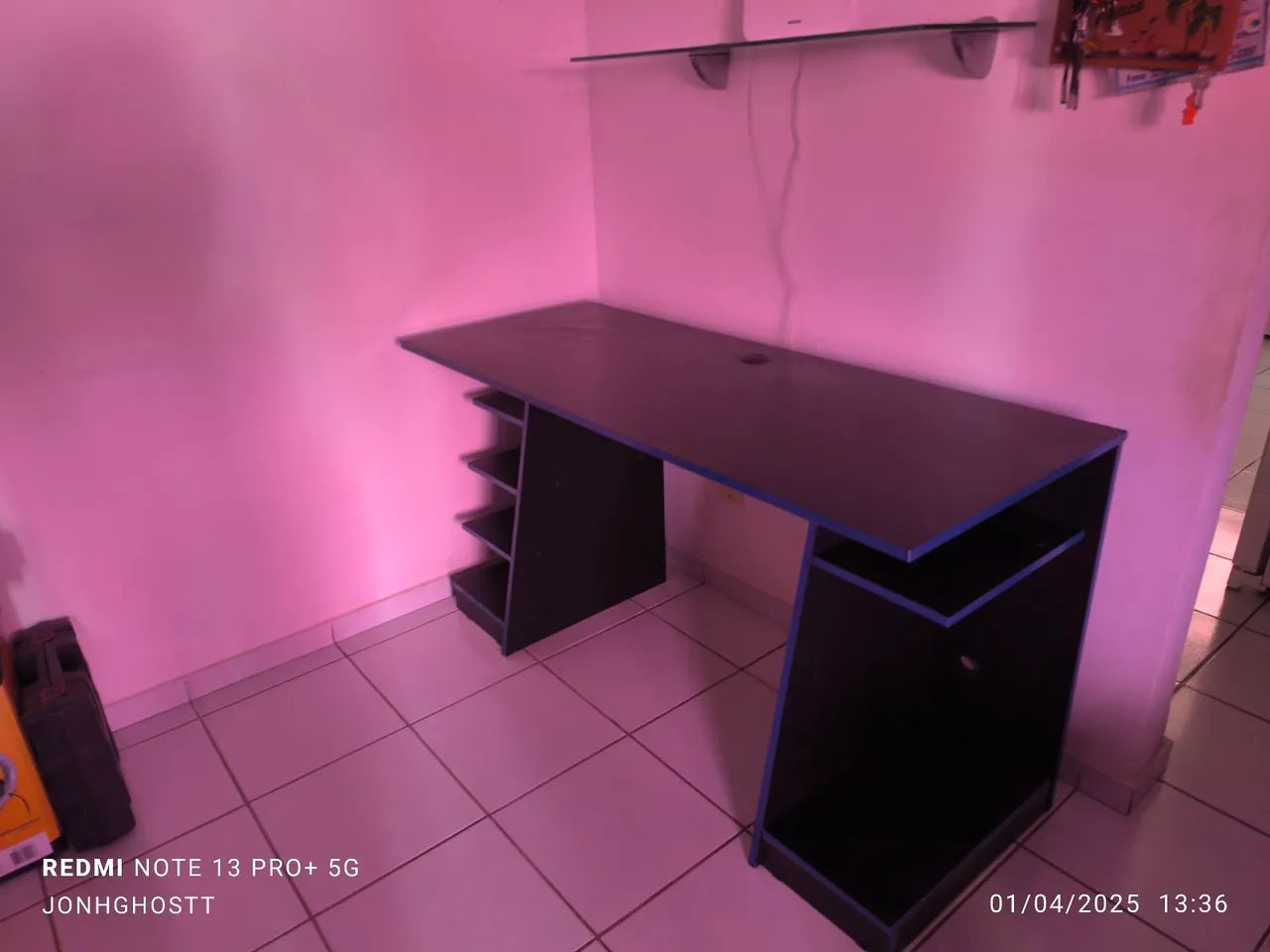 Mesa de escritório com prateleiras - Foto 2