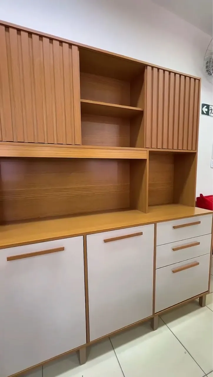 Armário com 4 portas e 3 gavetas