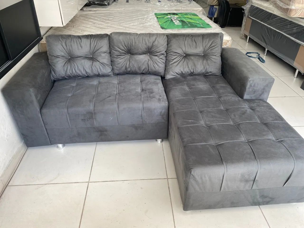 Sofá chaise com puff de brinde