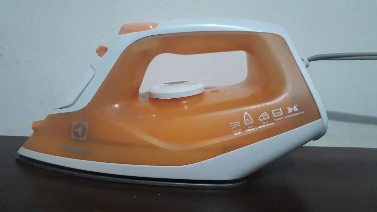 Ferro de passar roupa a vapor e antiaderente