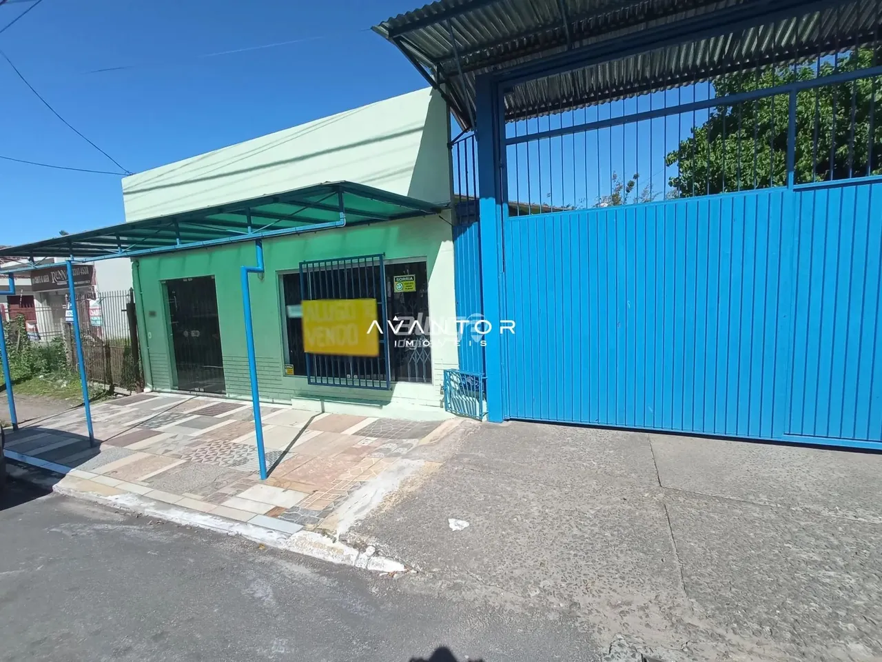 Sala Comercial Ampla com Banheiro e Estacionamento no Bairro Duque de Caxias.