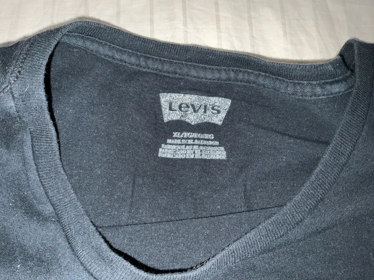 Camisa Levi's preta com o icônico logotipo da marca - Foto 2