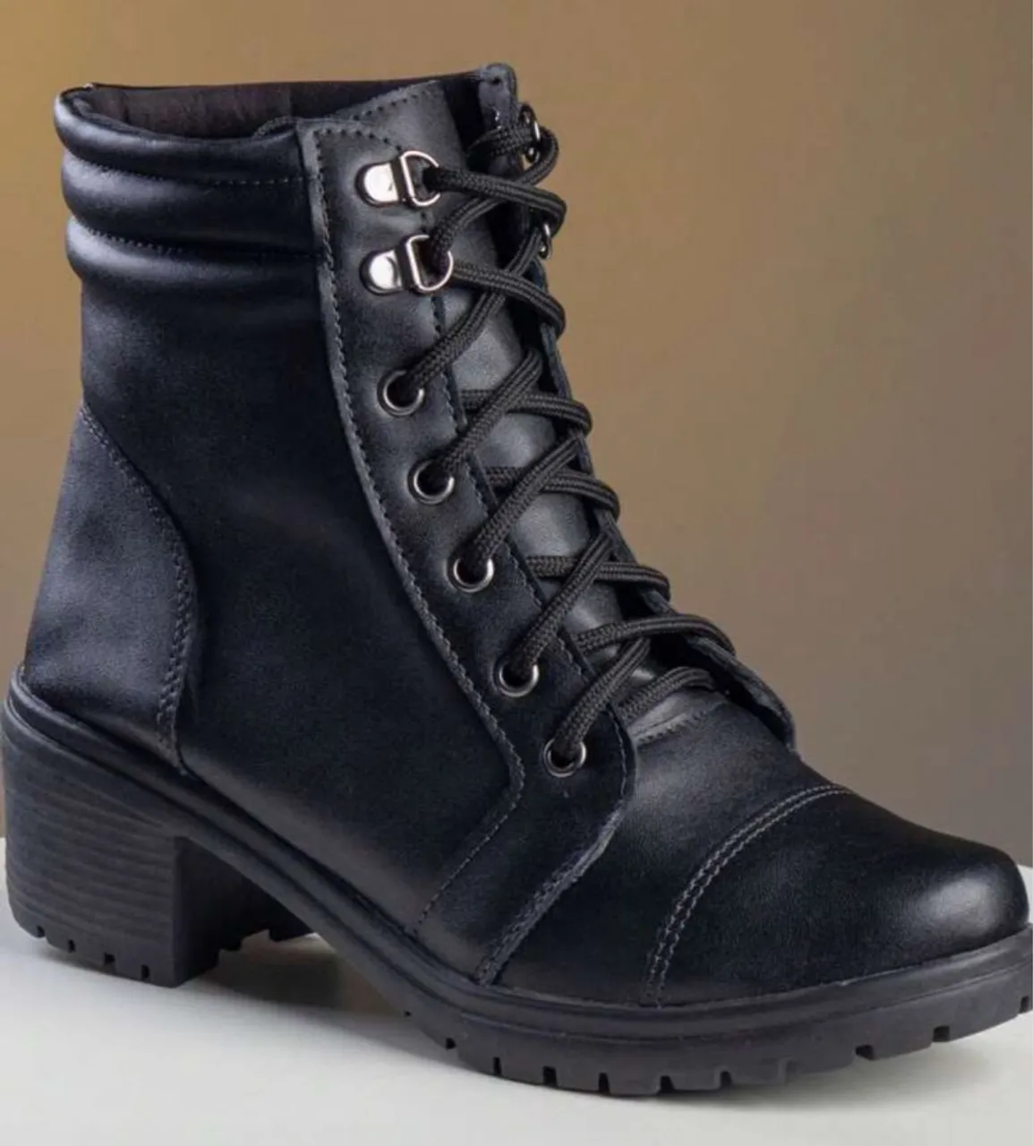 Bota Feminina Cano Curto Tratorada Preta