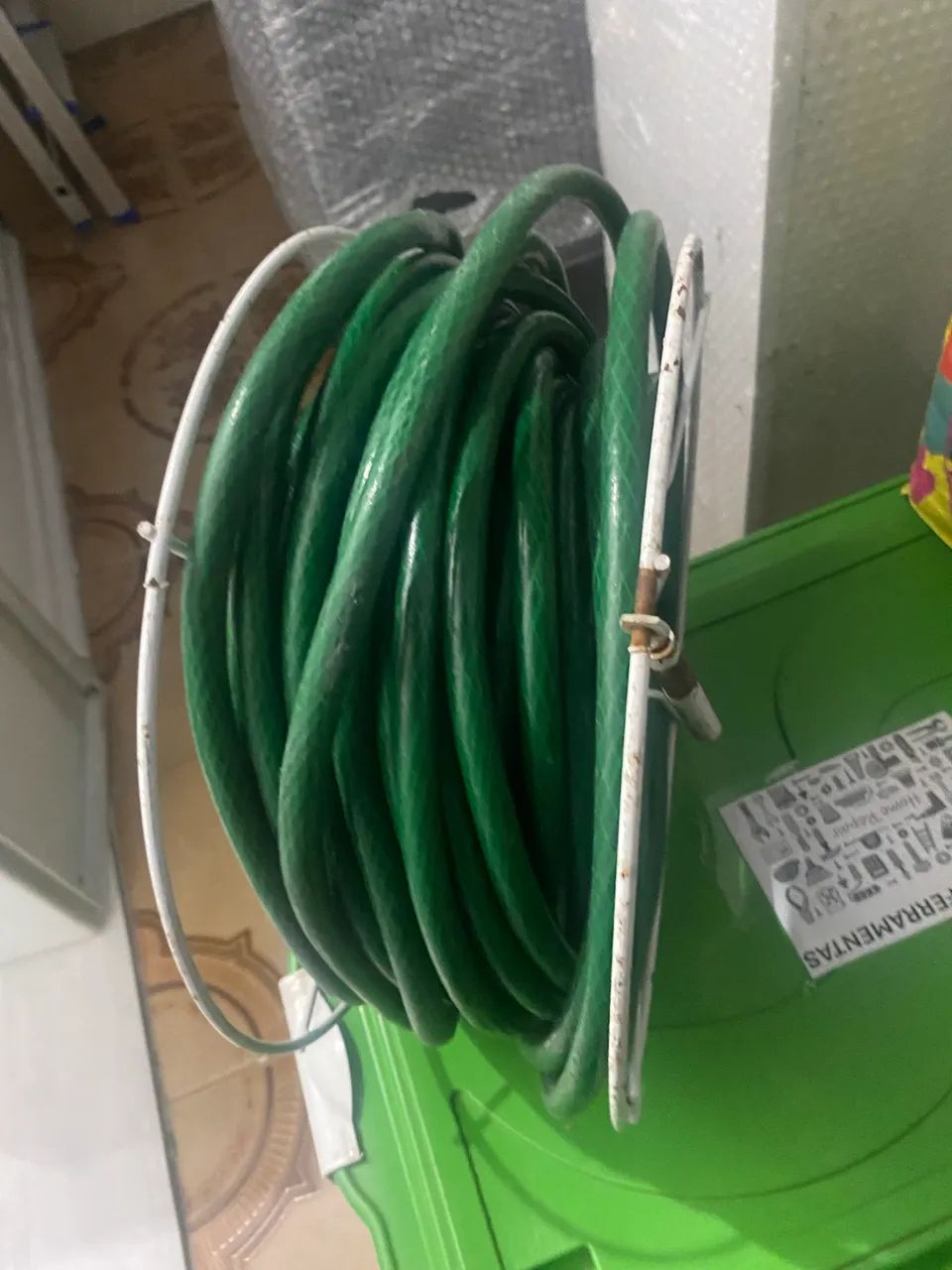 Mangueira uso doméstico, 20 metros acompanha suporte.  - Foto 3