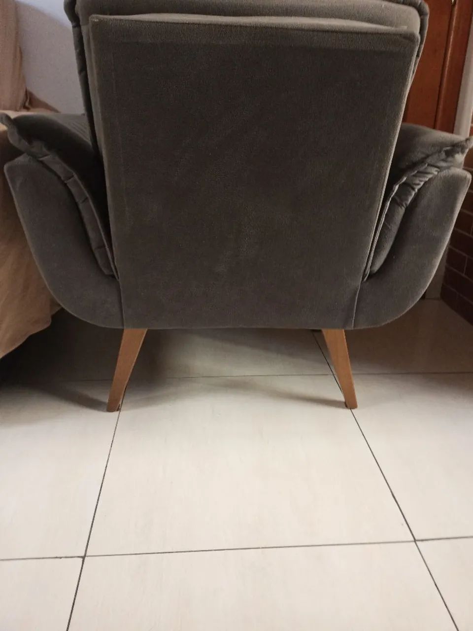 Poltrona Cinza aveludada, confortável e moderna - Foto 3