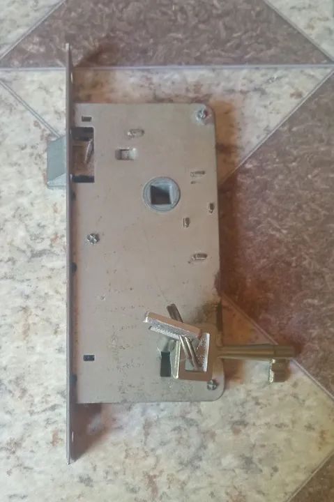 Fechadura para porta -2 chaves Usada64684590232834120