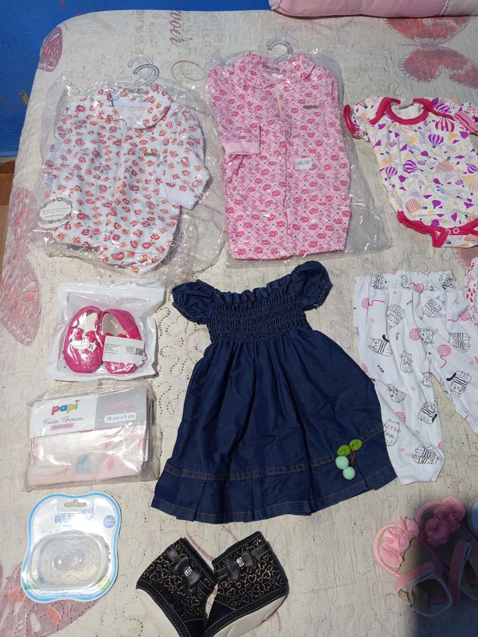 Lote de Roupinhas e Sapatinhos de Bebê - Foto 4