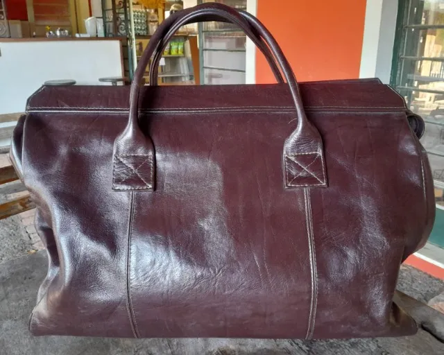 Bolsa de viagem, em couro natural, da marca Woukel.