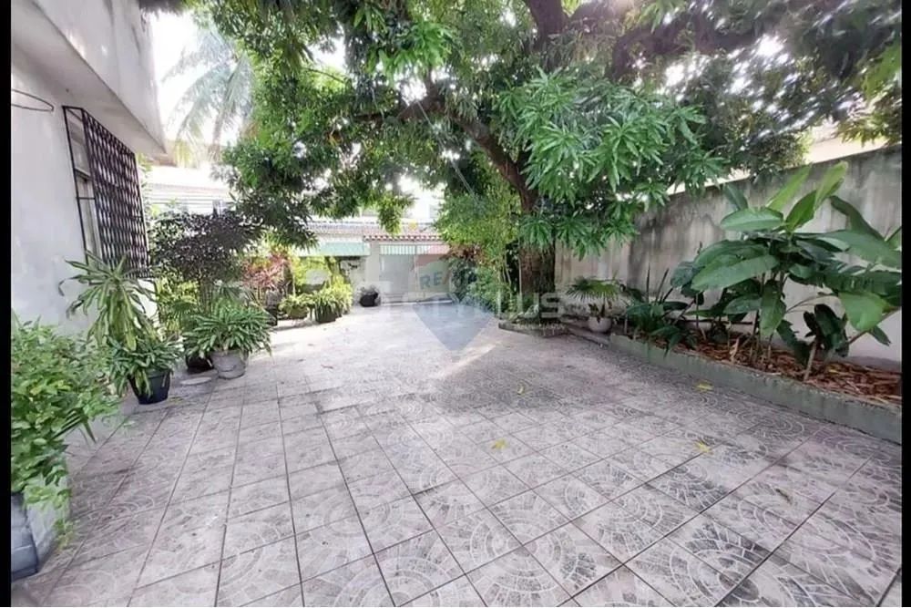 Casa dois andares com quintal, vaga para três garagens, dois banheiros, três quartos, area - Foto 2