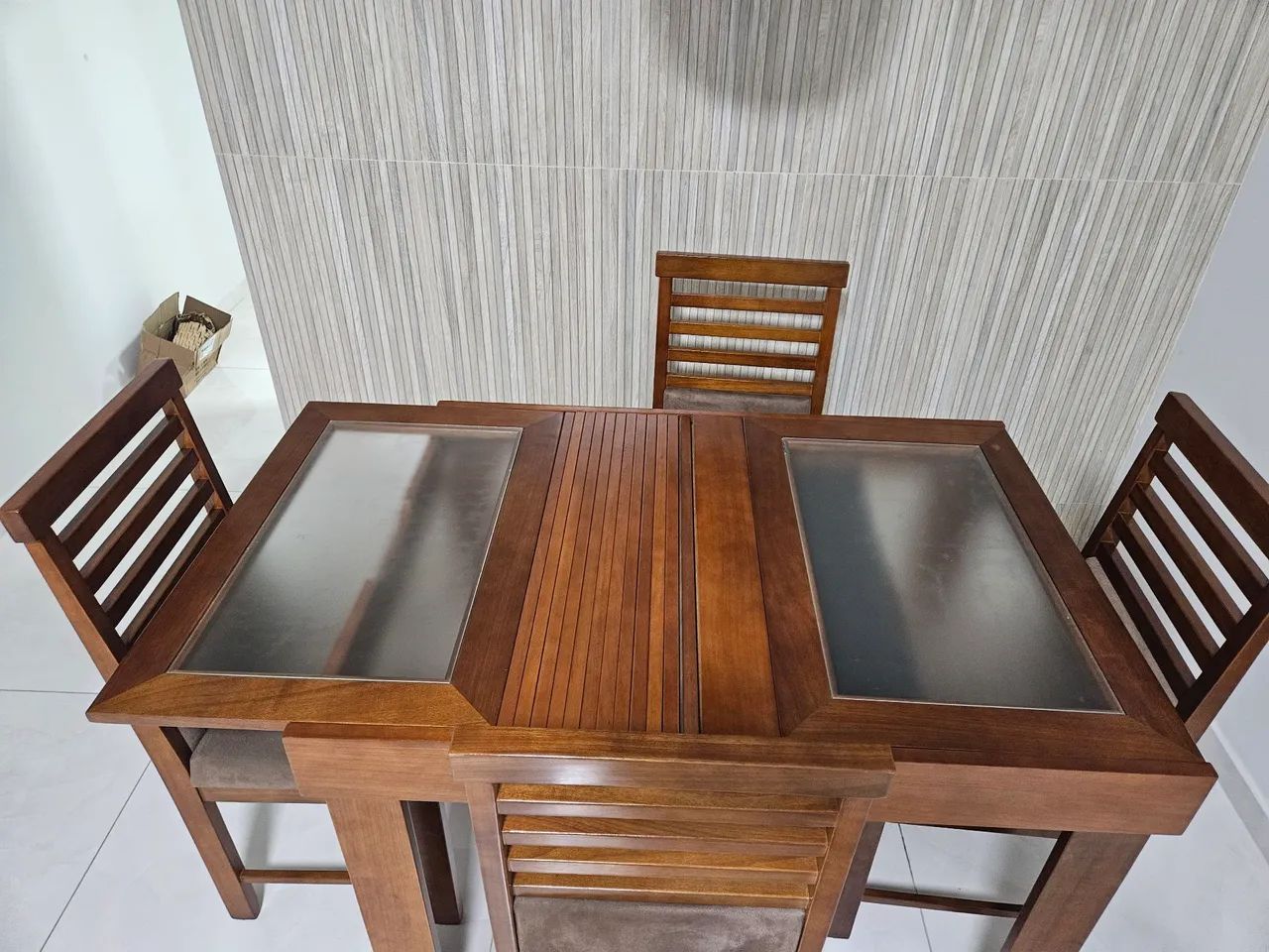 Mesa com 4 cadeiras 64302123638401123