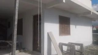 VENDE-SE terreno com construção inacabada para duas casas