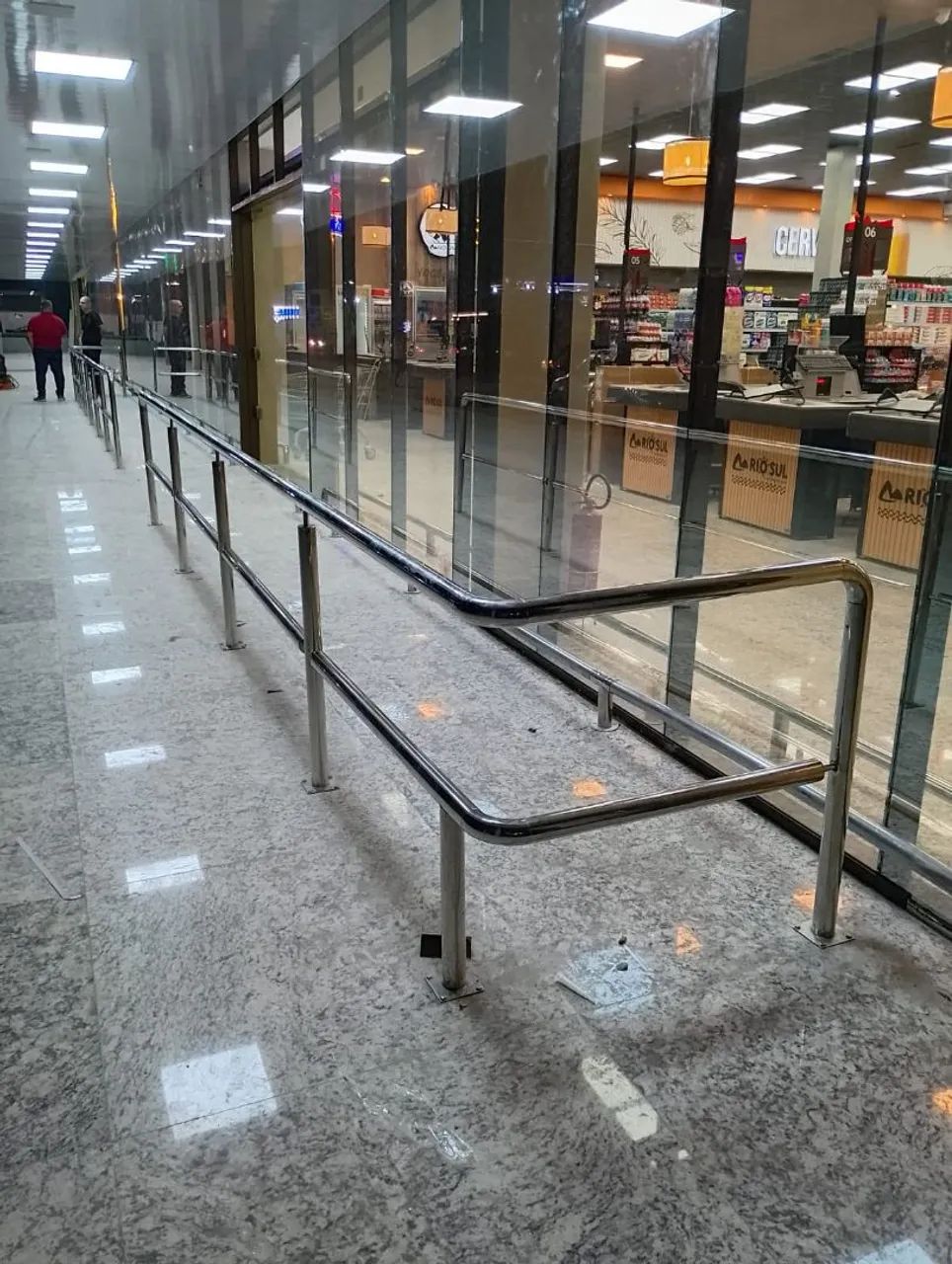 Corrimão e bate carrinho.