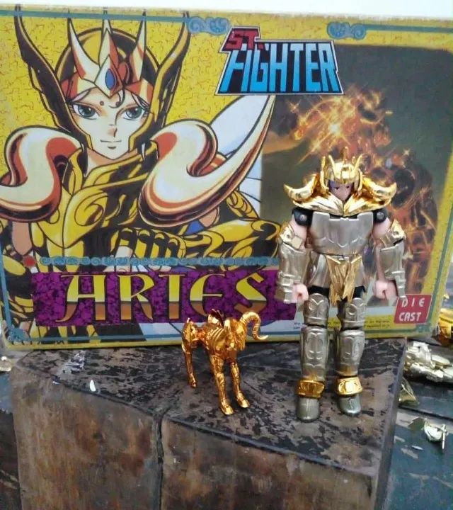 Boneco Cavaleiros do Zodíaco usado Aries Die Cast, acompanha miniatura cloth