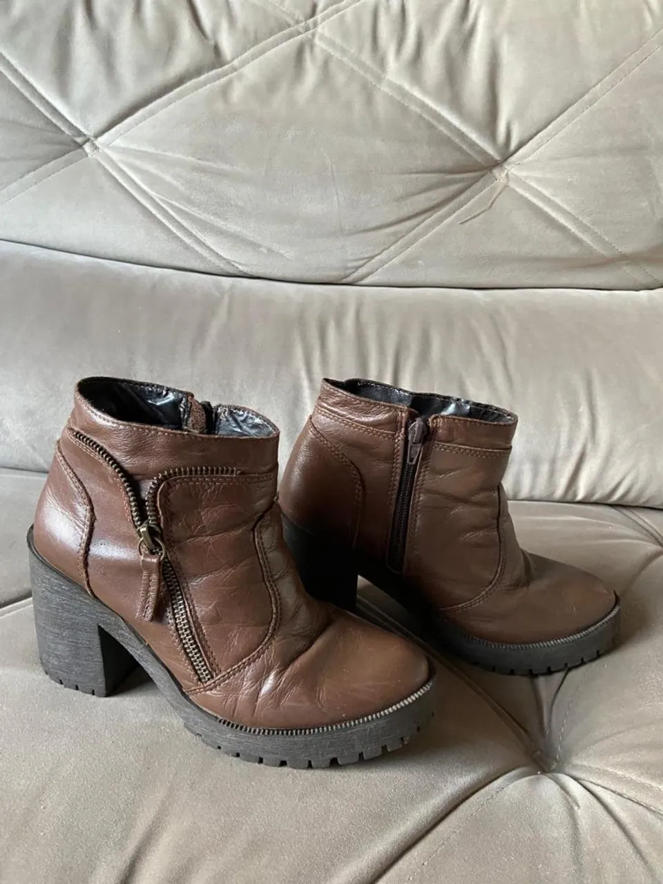 Bota Feminina Marrom com Salto Grosso