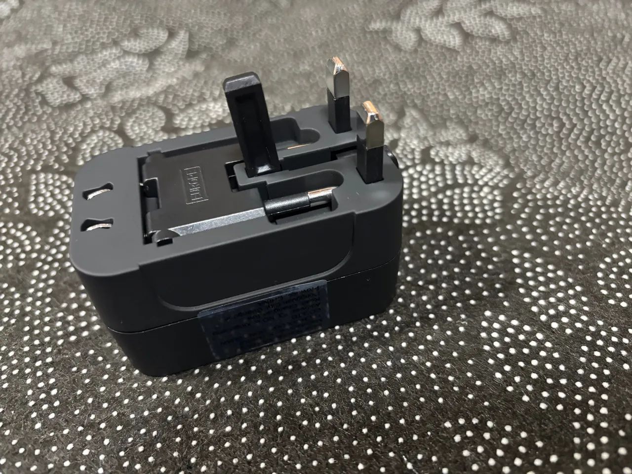 Adaptador de Tomada Universal e USB - Carregue em Qualquer Lugar! - Foto 5