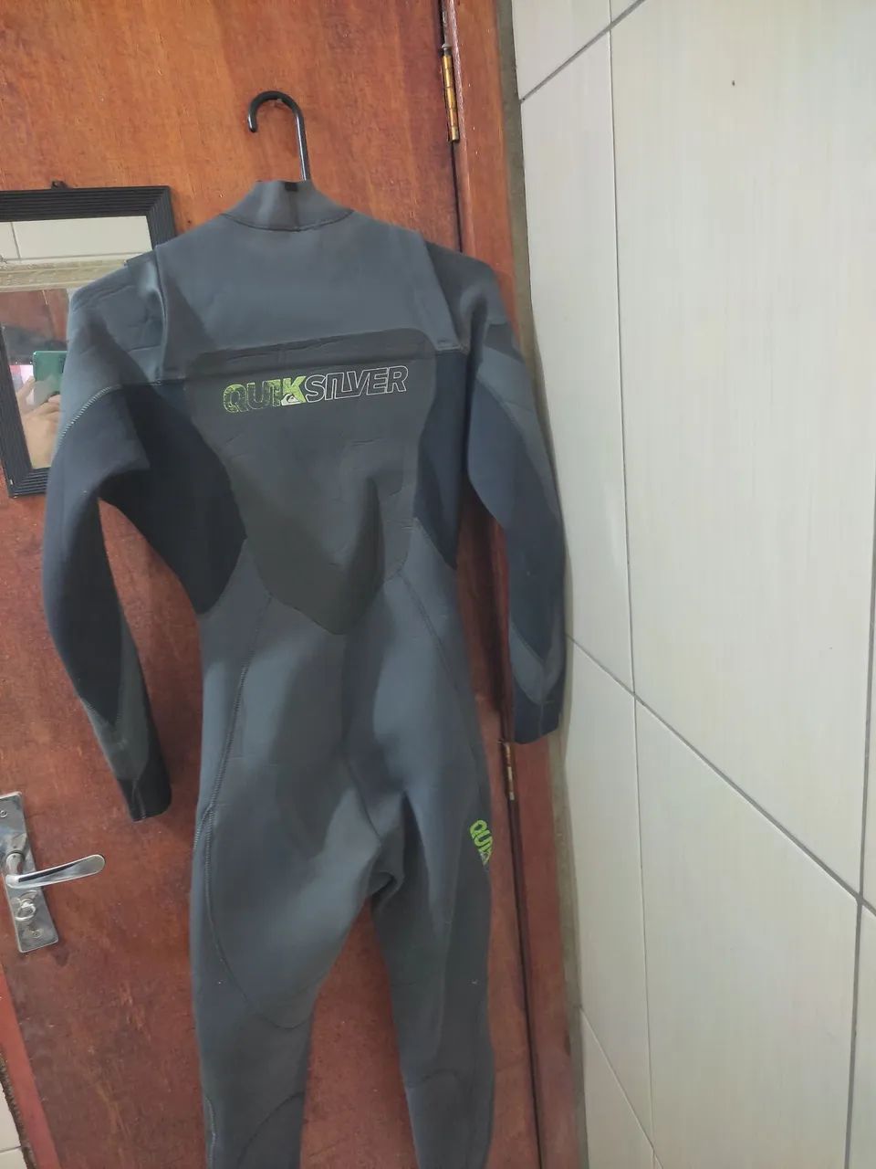 Long Jhon Neoprene Quiksilver 3.2mm Tamanho M 350$ pra sair logo - Foto 5