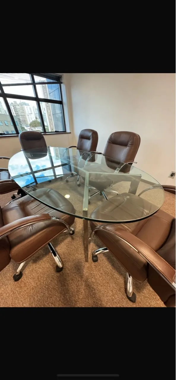 Mesa de Reunião Oval de Vidro com Cadeiras