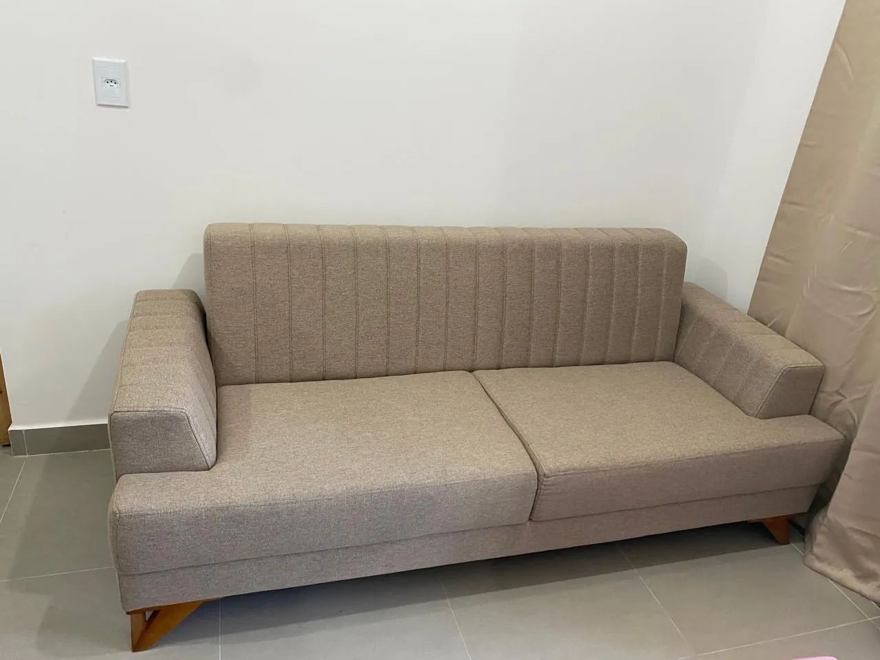 Sofá 3 Lugares Moderno - Muito Confortável e Bem Conservado