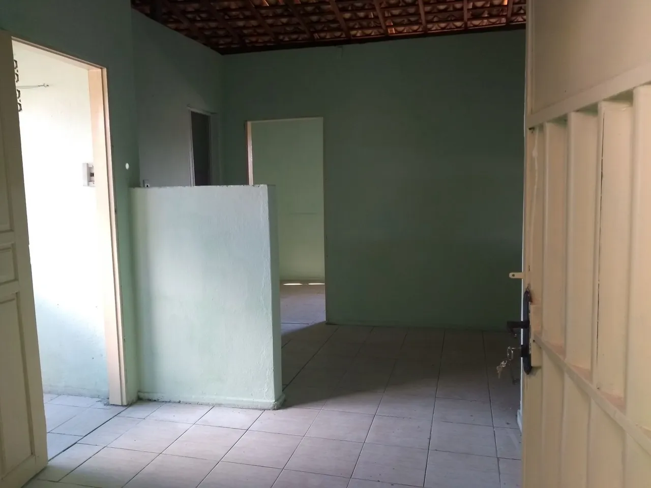 Alugo uma casa pequena 