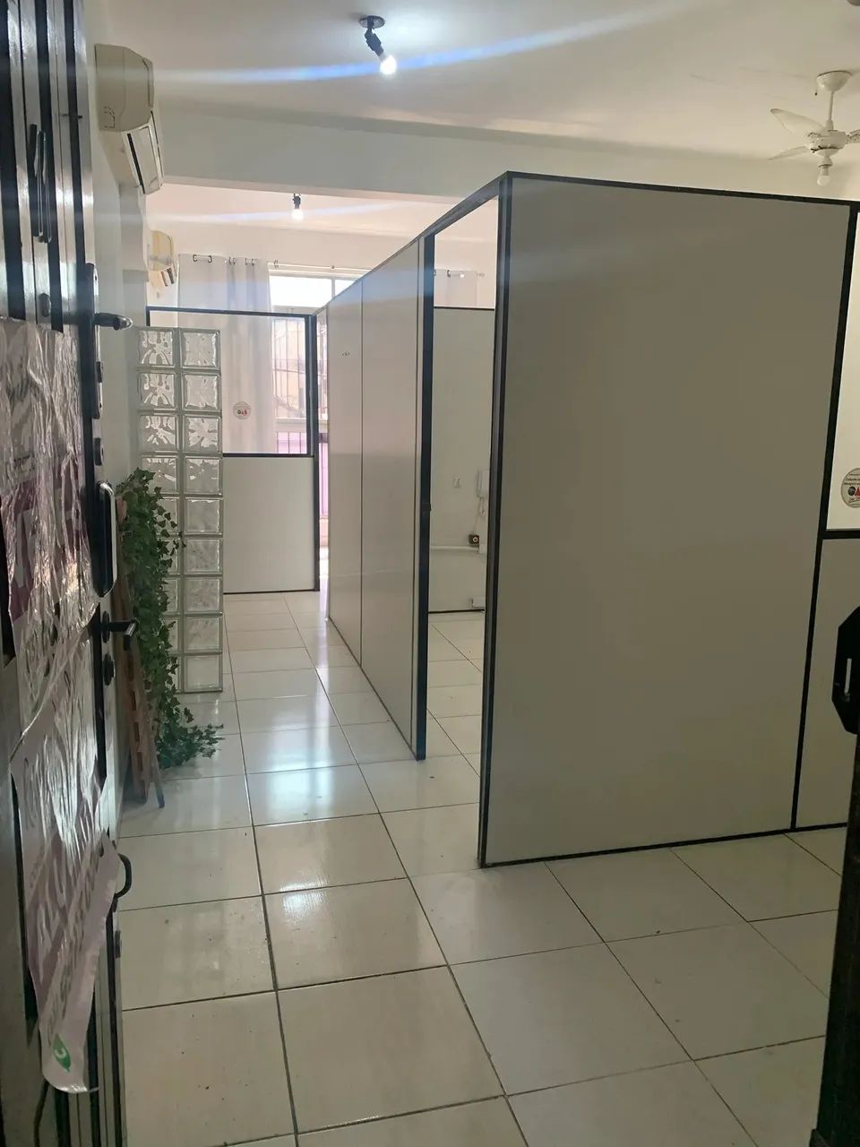 Sala comercial com divisória no centrão cozinha banheiro proximo d bancos