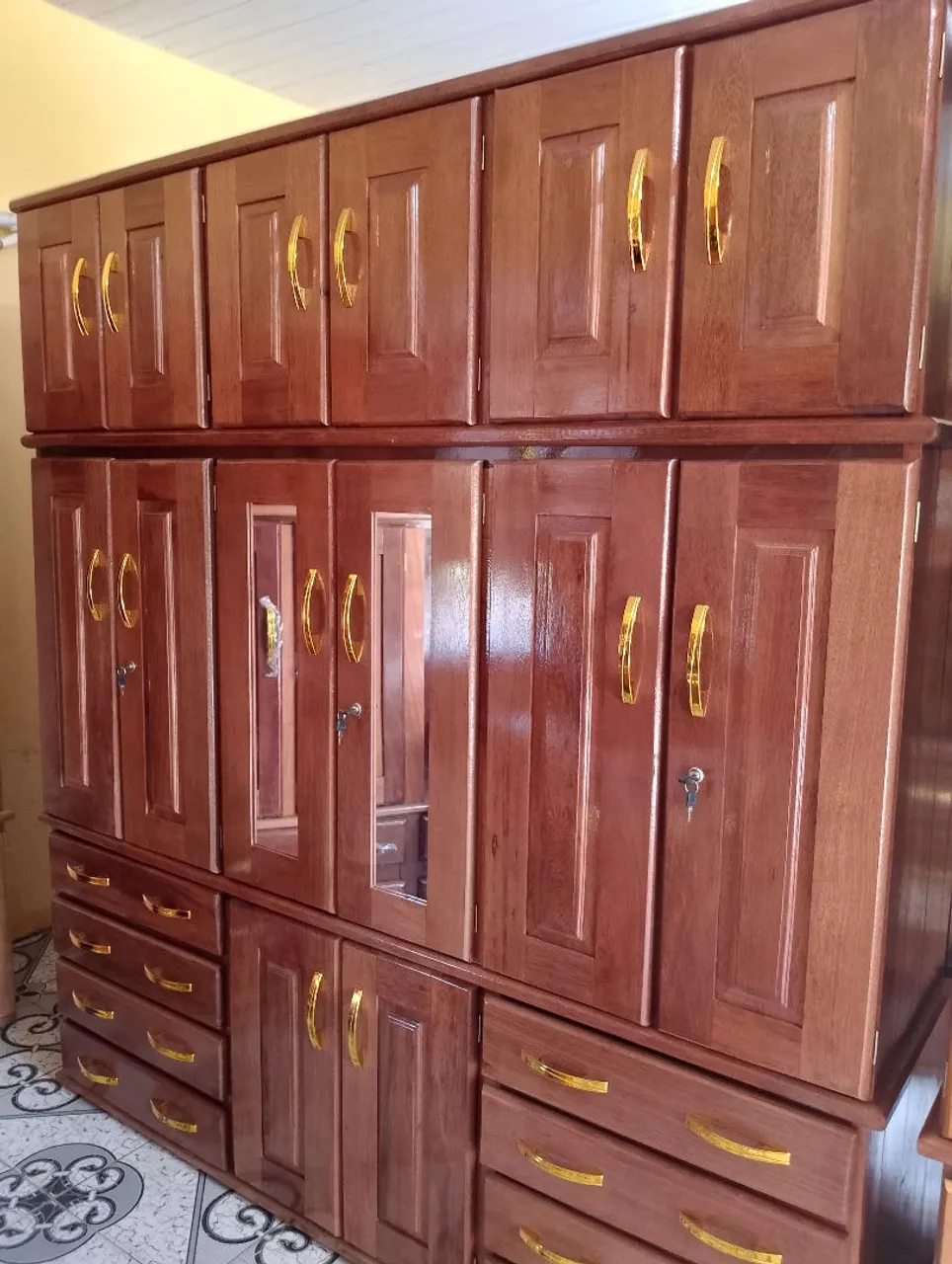 Guarda roupas de casal 6 portas móveis todo de madeira.