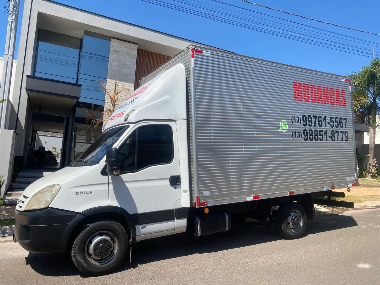 Caminhão de mudança e fretes