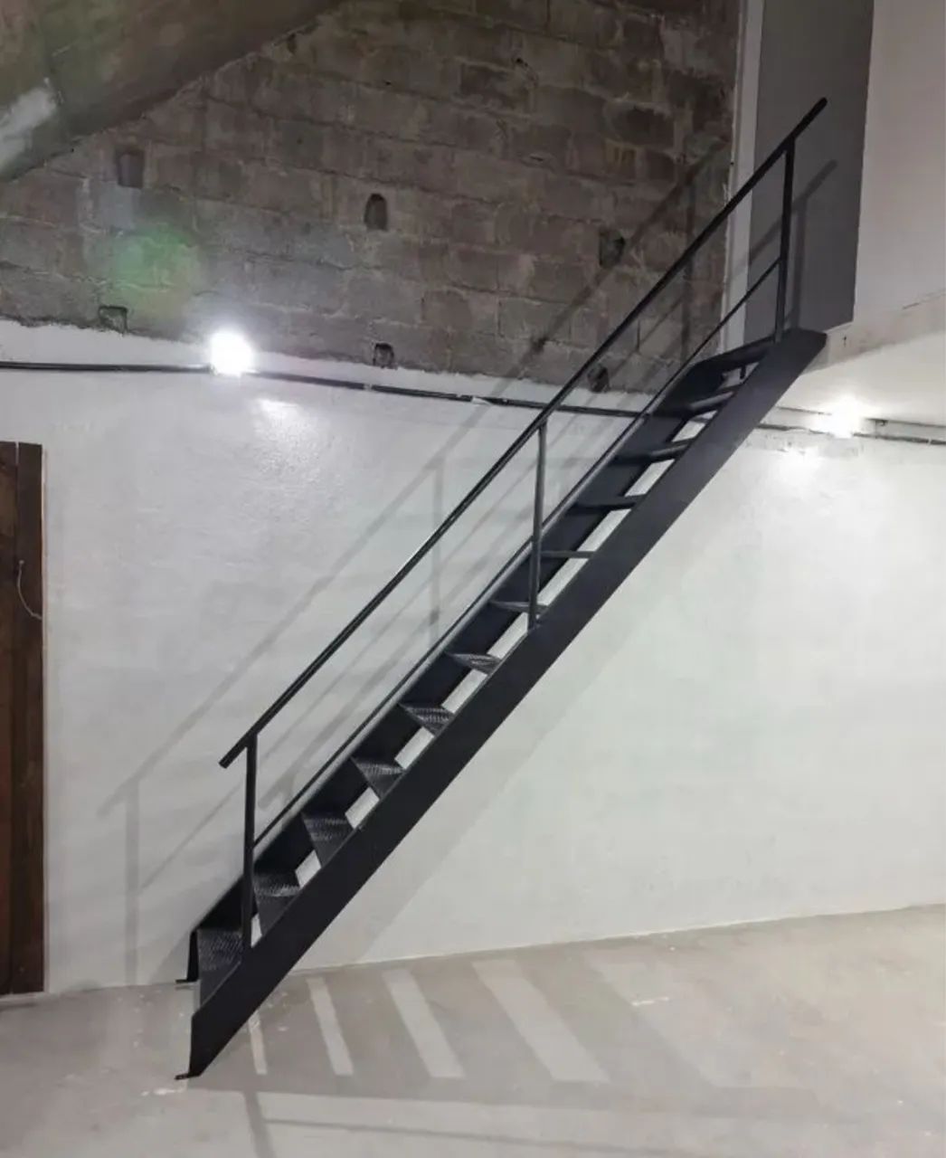 Escada de ferro com guarda corpo - Foto 3