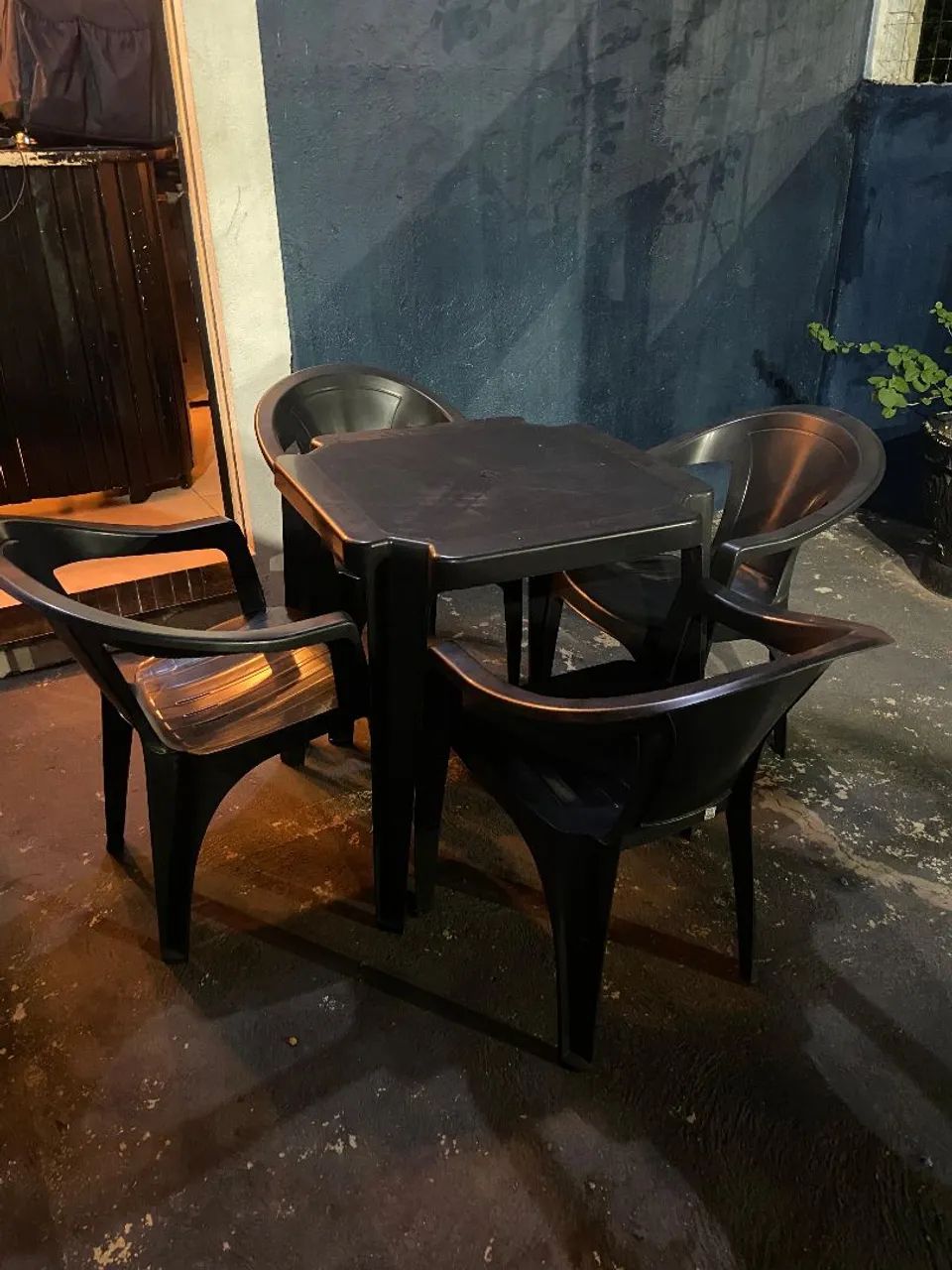 Conjunto Mesa + 4 Cadeiras Plásticas Pretas - Foto 2