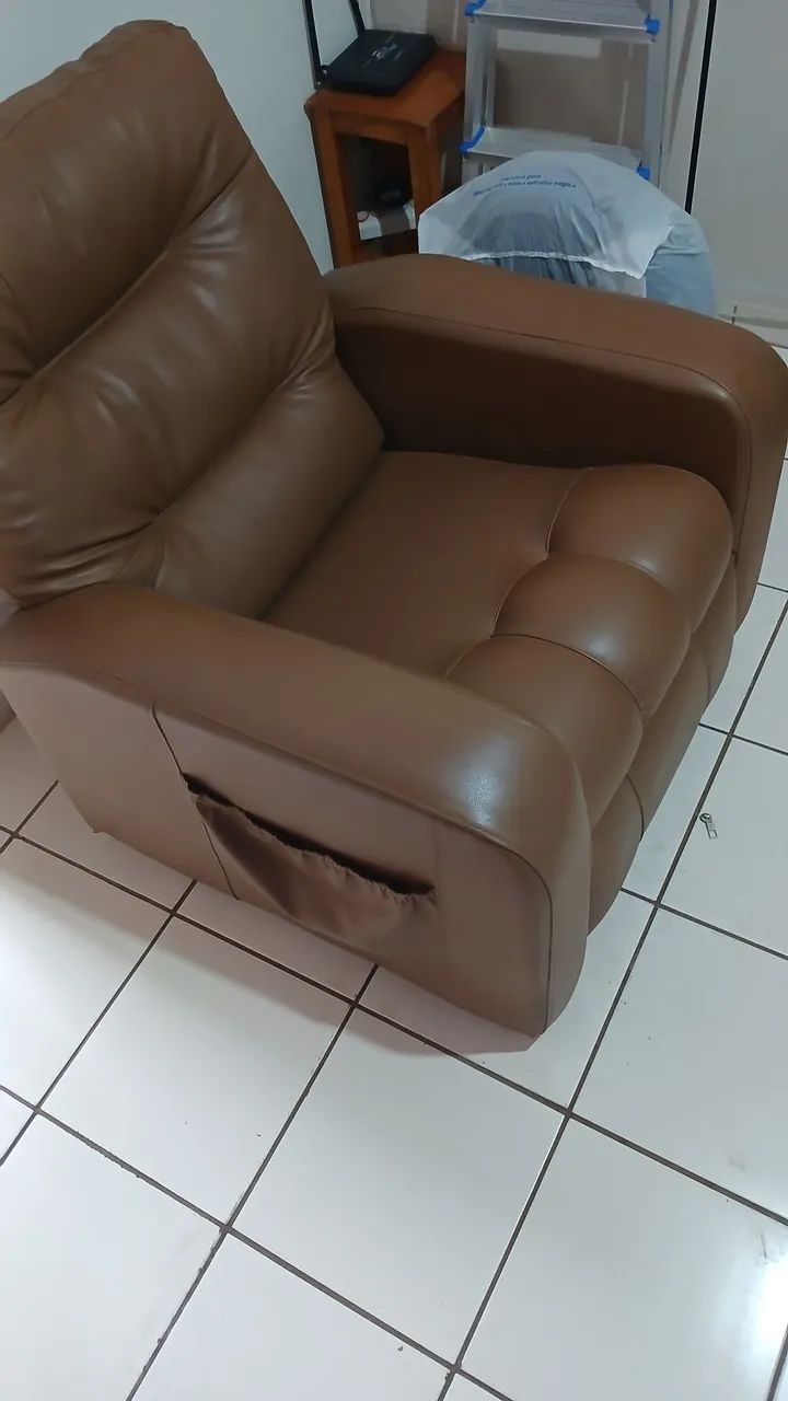 Vende se poltrona do papai ,top sem arranhões ou rasgo .espuma d 26 couro  - Foto 2