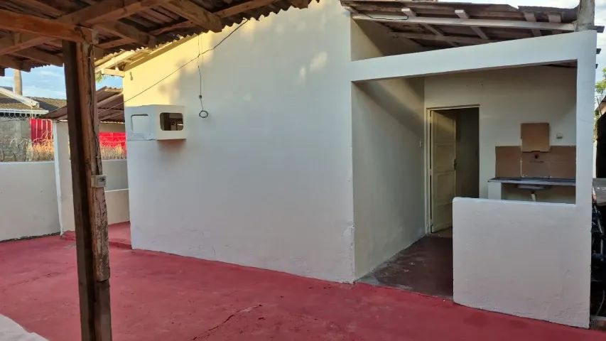 ALUGA-SE CASA DE 2 QUARTOS COM AREA EXTERNA AMPLA - Foto 4