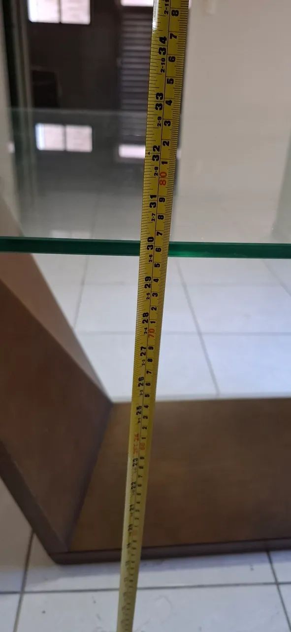 Mesa Jacauna com base de madeira em V e tampo de vidro temperado para 6 lugares - Foto 4