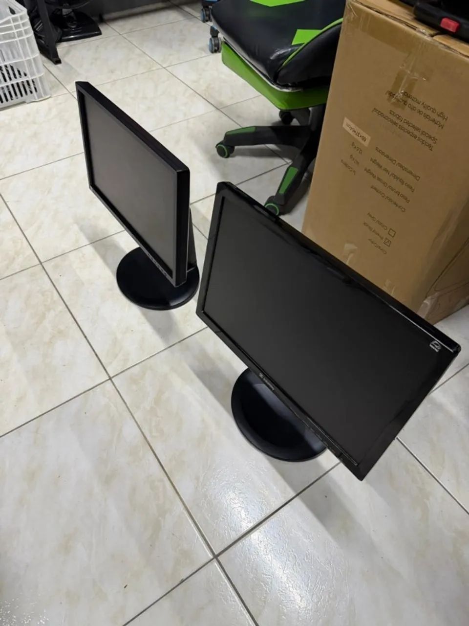 02 Monitores Usados - 20 Polegadas - Funcionando Perfeitamente (Pequenos detalhes)
