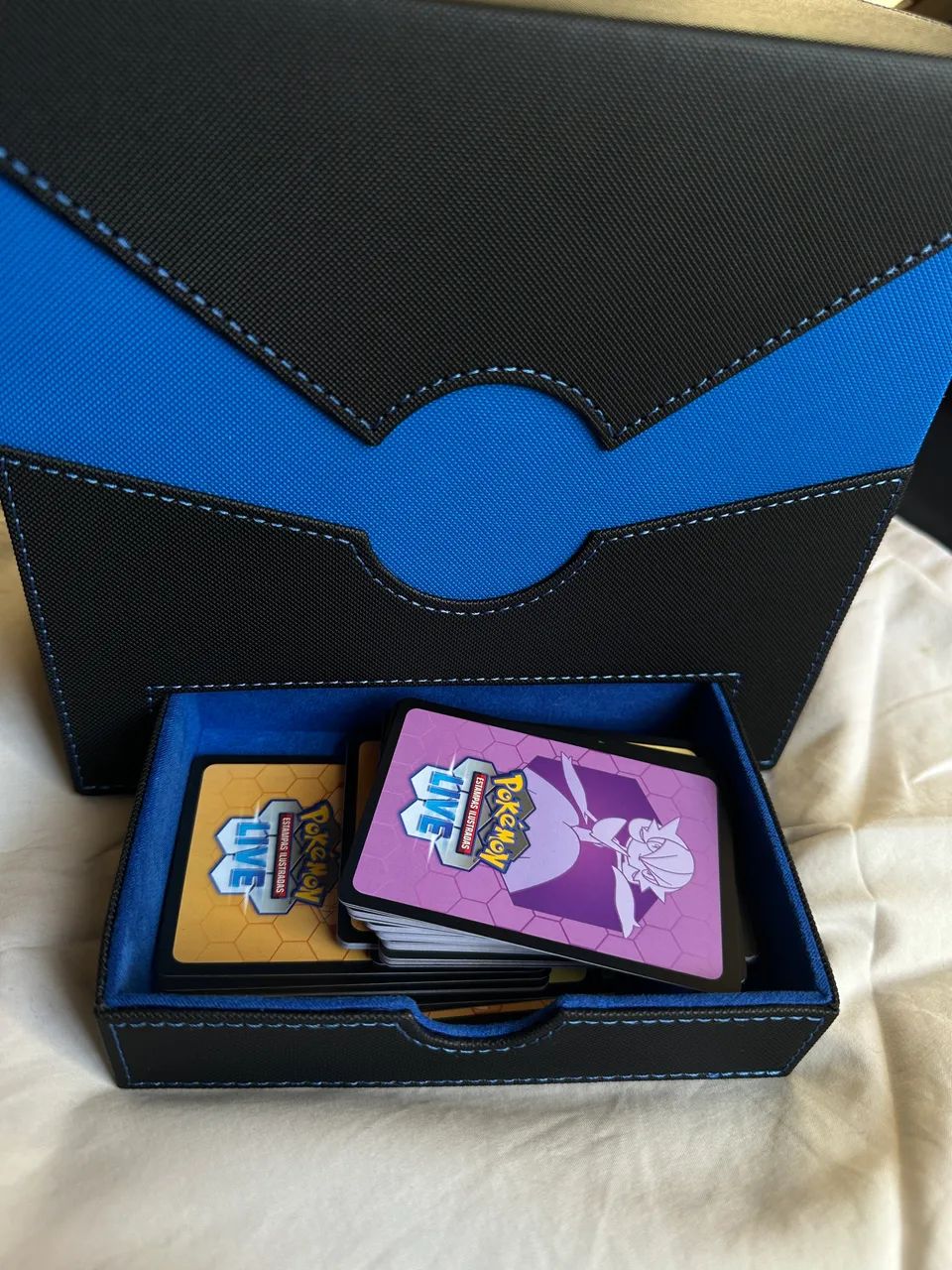 Kit Pokémon TCG 432 Cartas + 200 Sleeves + Deck Box - Foto 5
