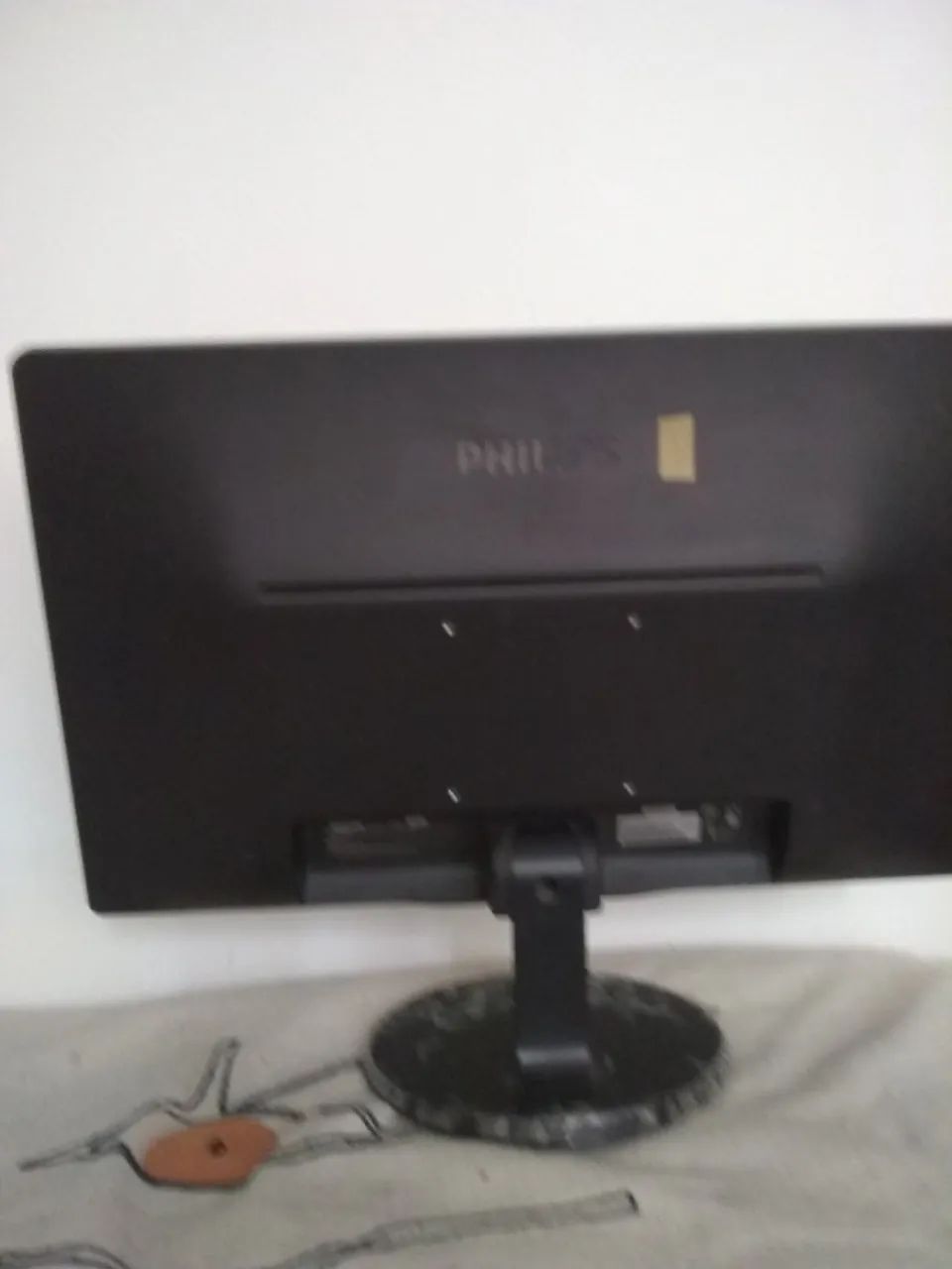 Monitor 24 Polegadas Phillips _ usado _ com pequeno defeito! R$ 180,00 - Foto 3