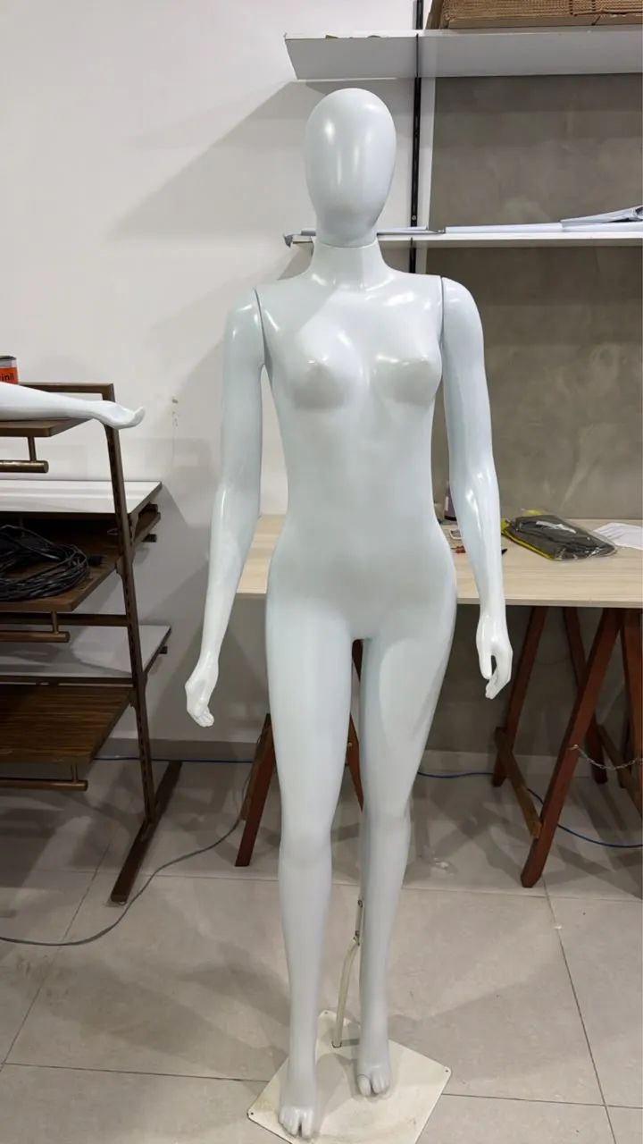 Manequim feminino de plástico em ótimo estado  - Foto 2