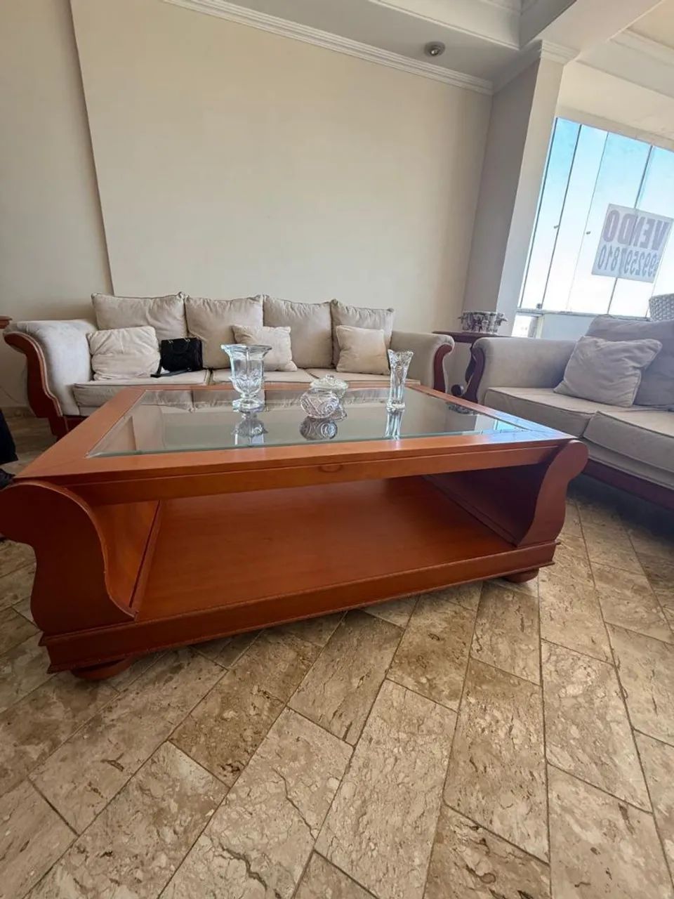 Mesa de centro com tampo de vidro