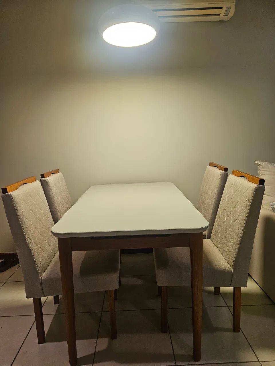 Mesa retangular tampo de vidro Off White + 4 cadeiras em linho perolado