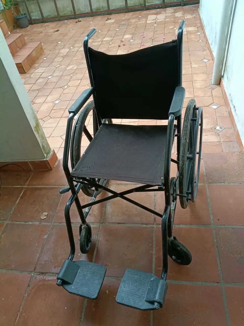 VENDE - SE CADEIRA DE RODAS - Foto 2